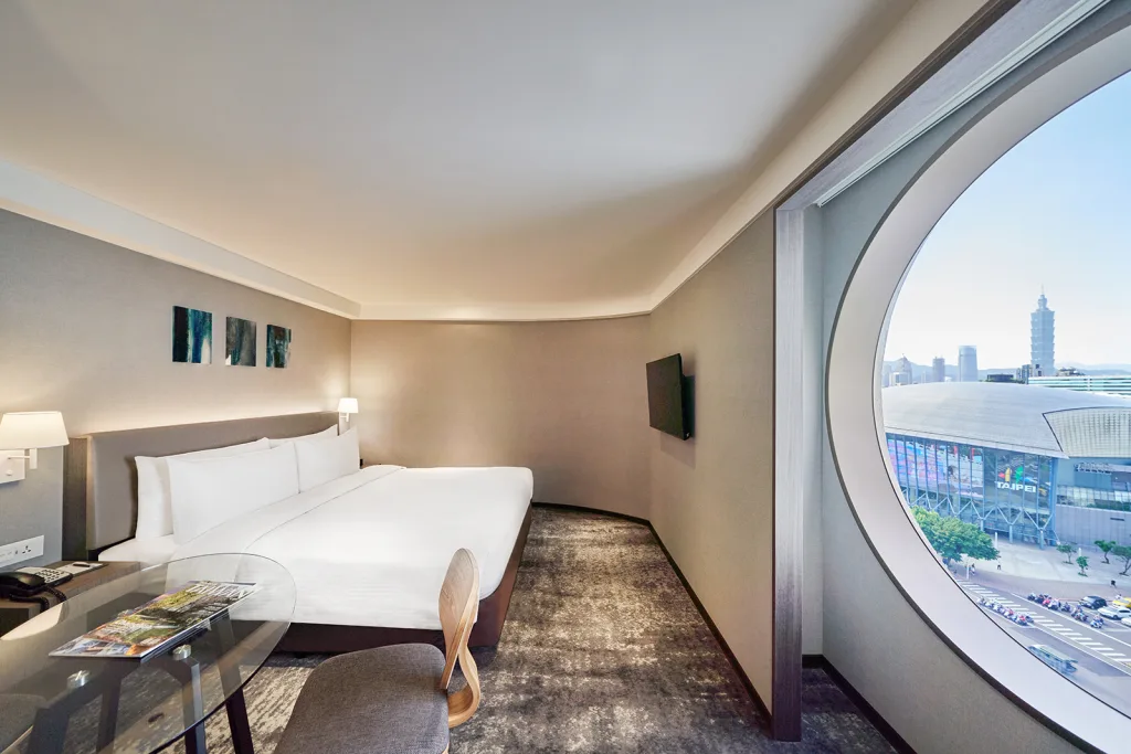 Best Taipei Hotel for New Year's Eve Fireworks: ILLUME TAIPEI 5 ホテルイリューム台北|プレミア ゲストルーム|台北101の景色