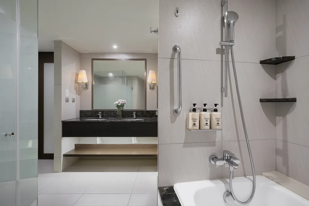 Best Taipei Hotel for New Year's Eve Fireworks: ILLUME TAIPEI 7 ホテルイリューム台北|デラックス スイートのバスルーム